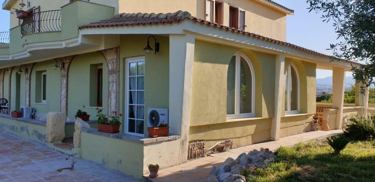 Villa Renzo E Lucia Sant Isidoro  ภายนอก รูปภาพ